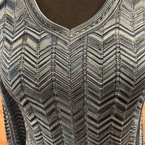 WHITE HOUSE BLACK MARKET Zig Zag Cold Shoulder Long Sleeve Blouse size XXSP - Picture 5 of 11